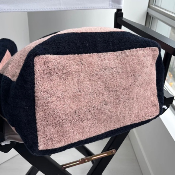 Authentic Chanel Coco Beach Set in Pink & Navy Bag Pouch & Towel - Picture 12 of 15